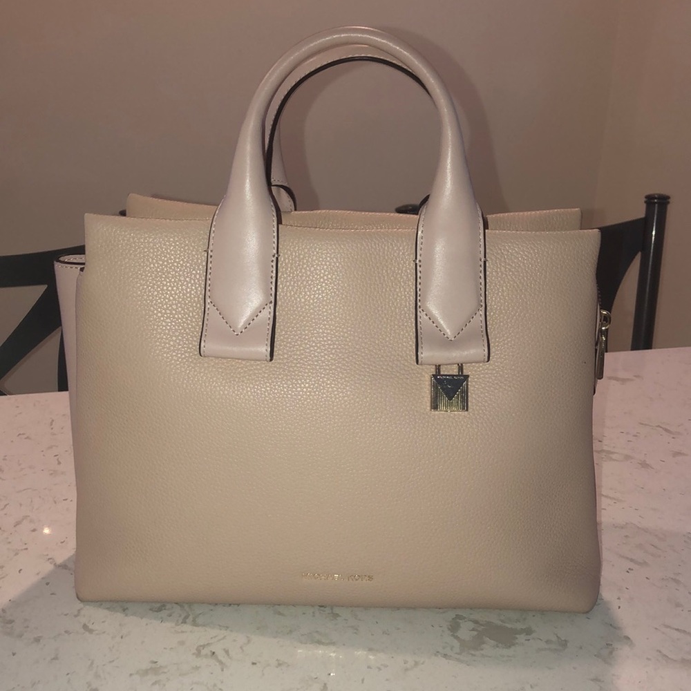 Authentic Micheal Kors Purse mint condition!